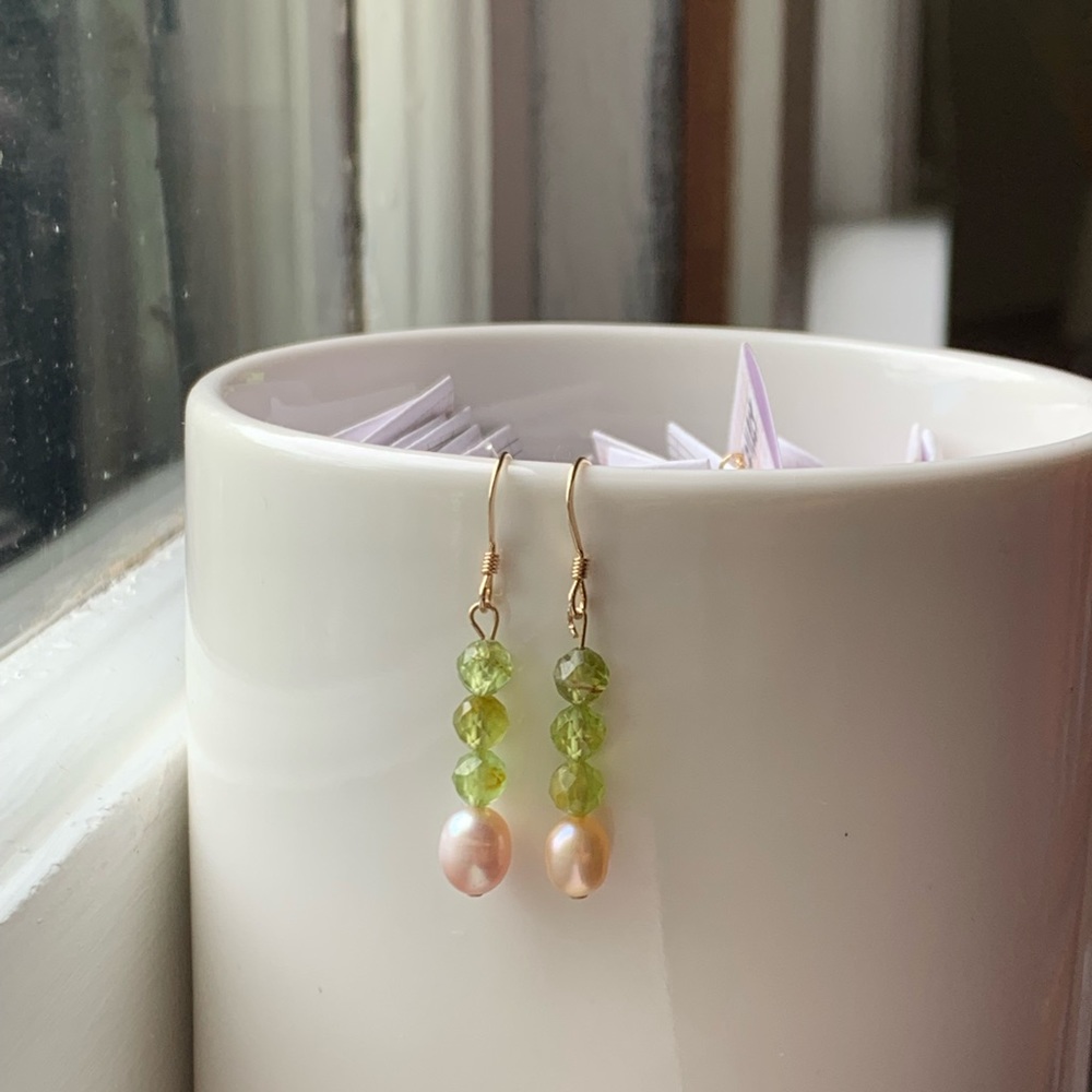 Peridot & Pearl gold earrings
